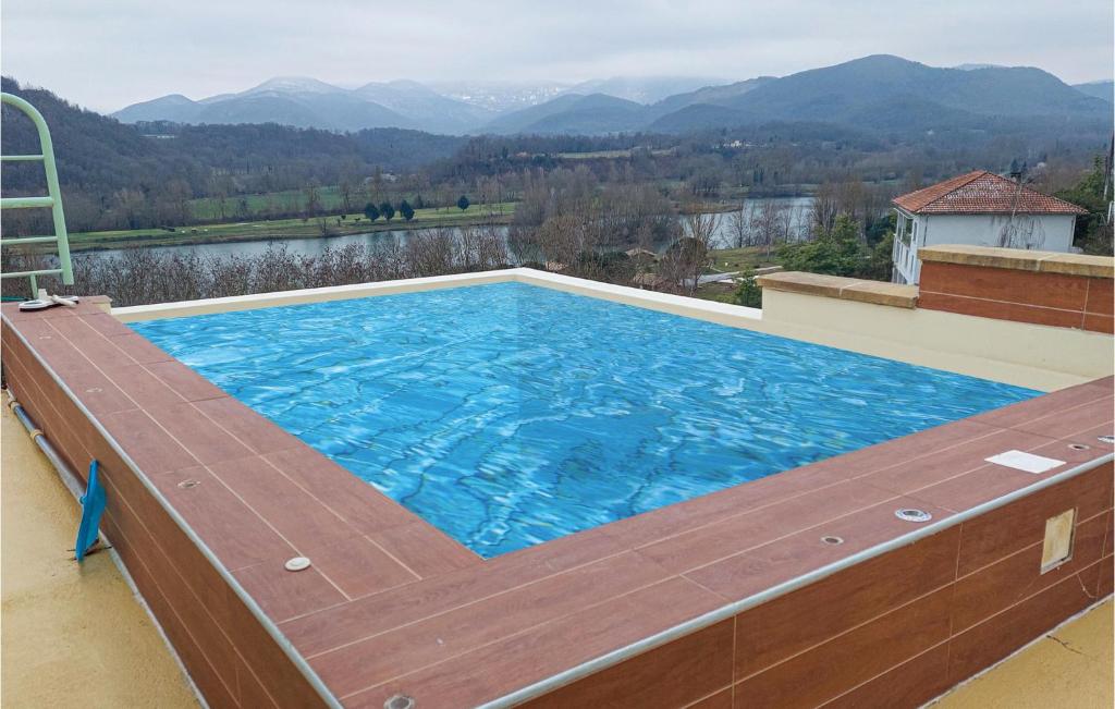 Bazén v ubytování Gorgeous Home In Montrjeau With Wifi nebo v jeho okolí