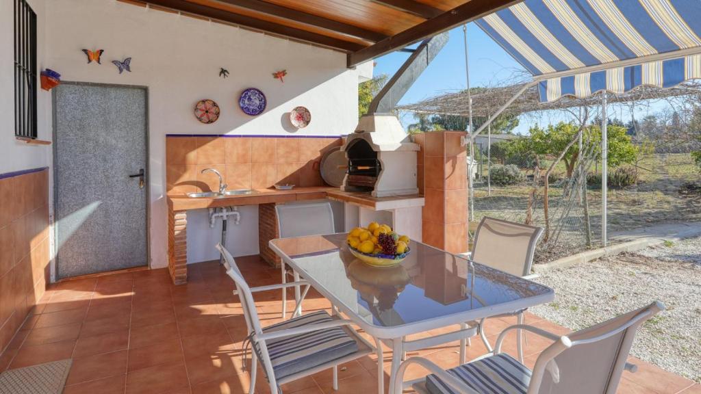 kuchnia i jadalnia ze stołem i krzesłami w obiekcie Casa La Gallega Alhaurin de la Torre by Ruralidays w mieście Alhaurín de la Torre