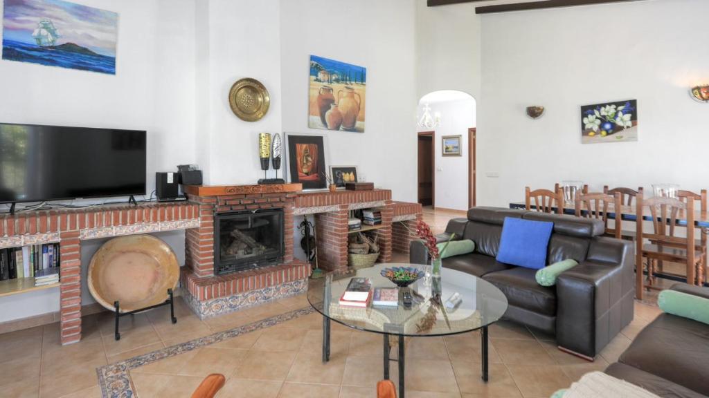 salon z kanapą i kominkiem w obiekcie Casa La Gallega Alhaurin de la Torre by Ruralidays w mieście Alhaurín de la Torre