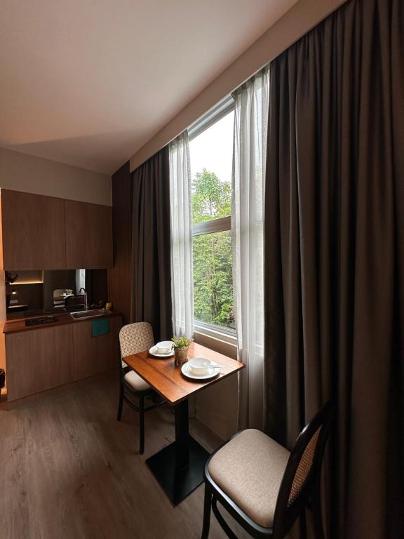 Kuchyň nebo kuchyňský kout v ubytování Roxy Hotel Aiman