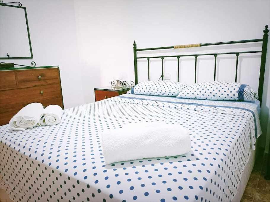 um quarto com uma cama com duas toalhas em LAS PITAS Piso a metros de la playa em Carboneras