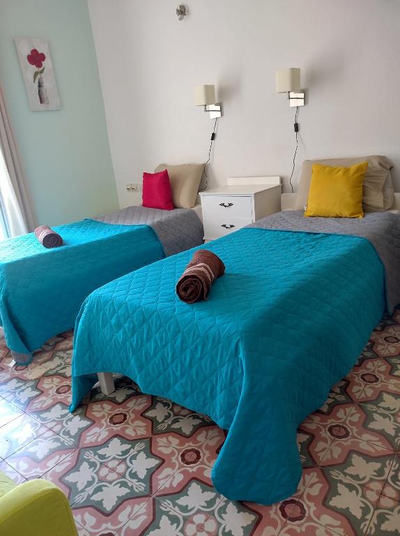 Habitación con 2 camas con sábanas azules. en Forty Three #3, en Victoria