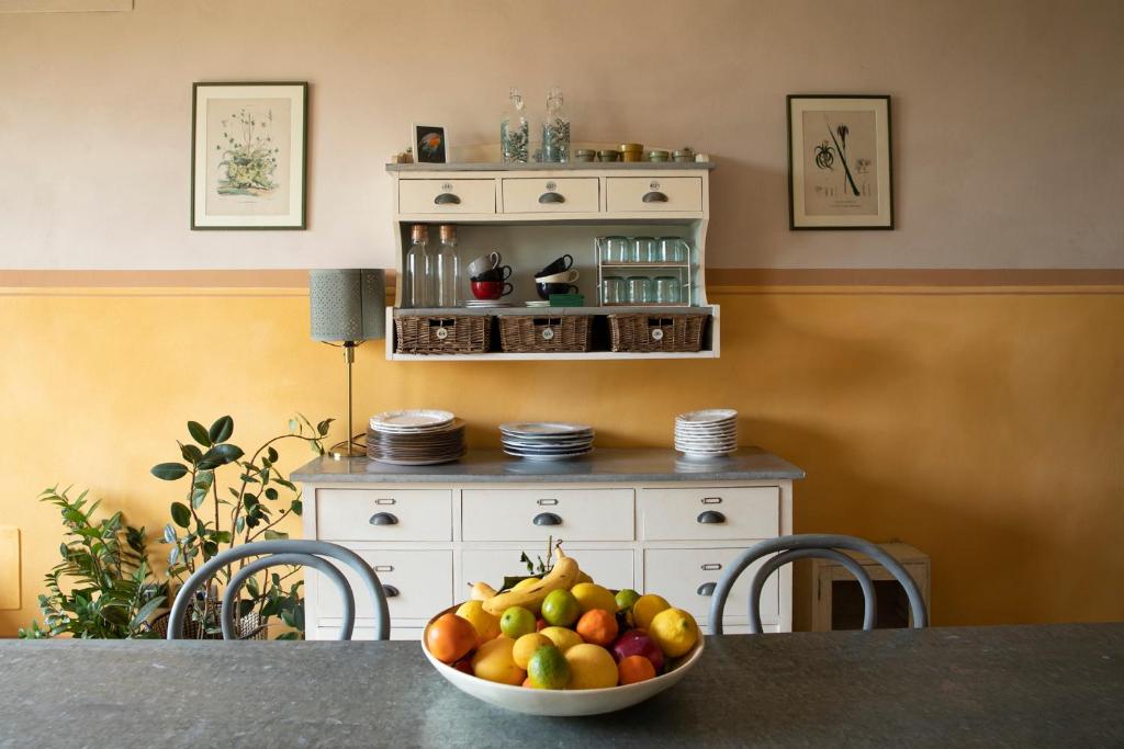 un cesto di frutta su un tavolo in una stanza di * * * * * Splendida casa di campagna a Castenaso