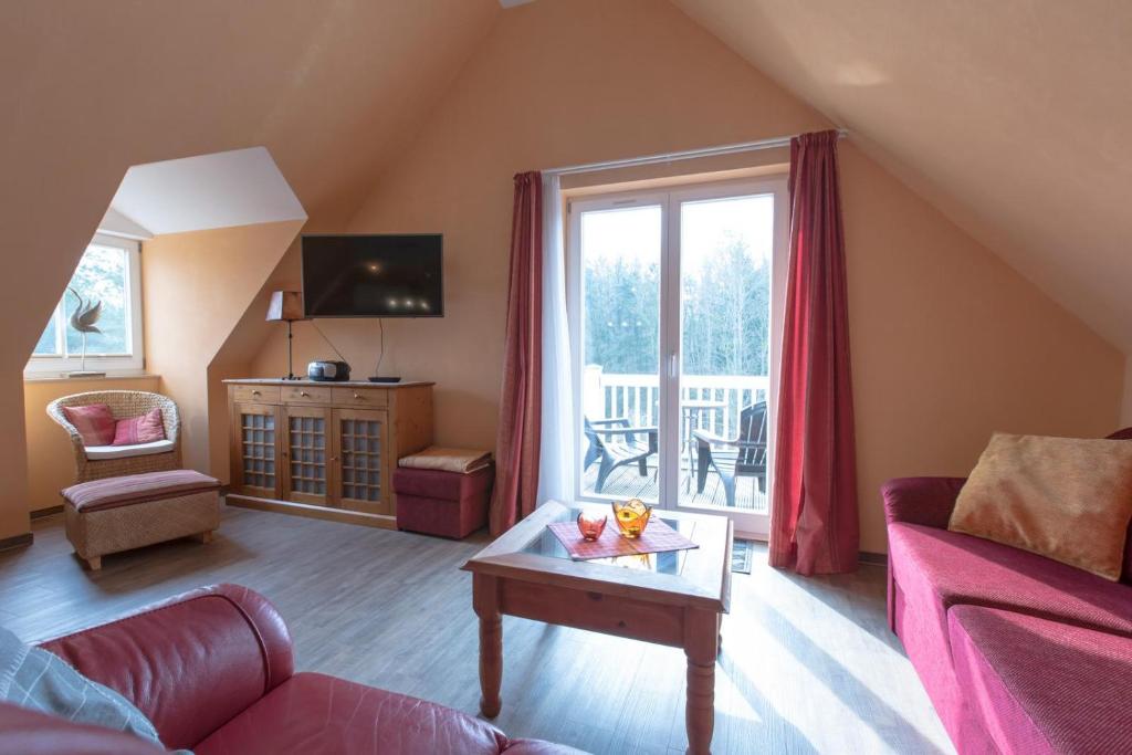 een woonkamer met een bank en een tafel bij Villa-Senta-Apartment-12 in Kühlungsborn