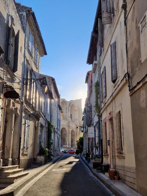 une rue vide dans une ville avec des bâtiments dans l&#39;établissement Arles : maison provençale aux arènes., à Arles