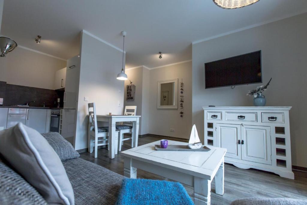 - un salon avec un canapé et une table dans l'établissement Villa-Borwin-Apartment-8, à Kühlungsborn