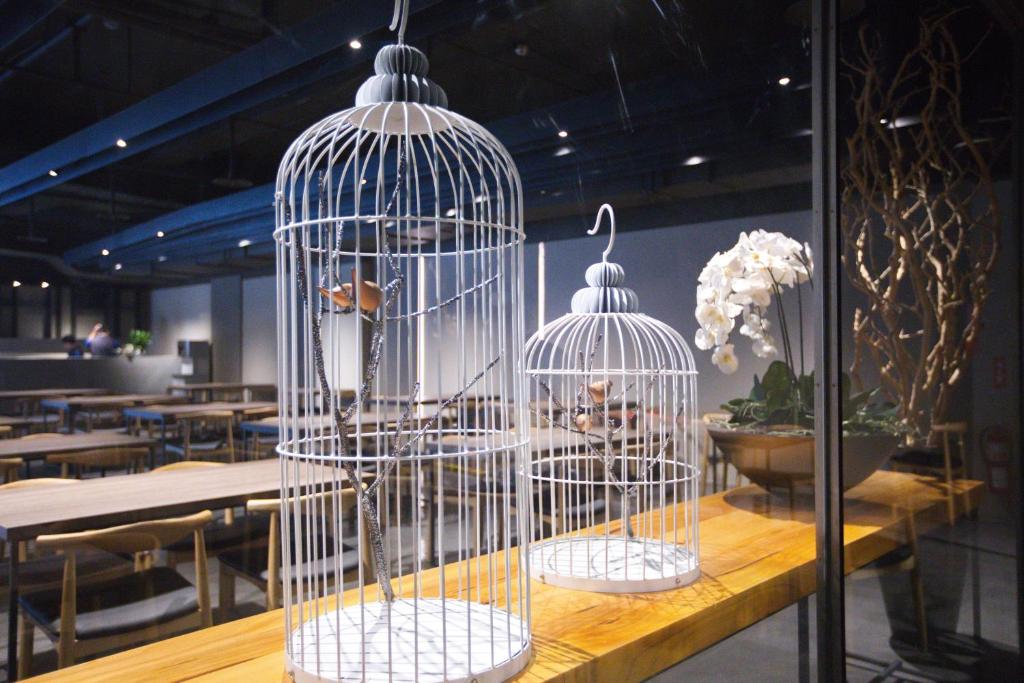 a group of bird cages sitting on a table at Chiayi Guanzhi Hotel in Chiayi City