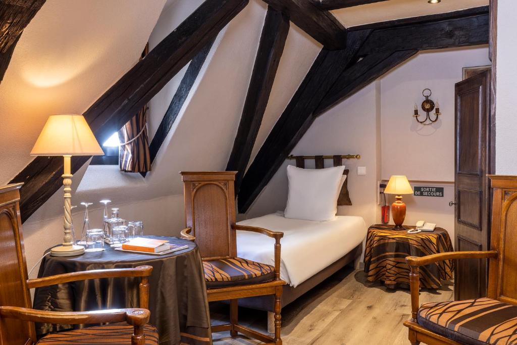 Postel nebo postele na pokoji v ubytování Hotel Restaurant Le Maréchal - Teritoria