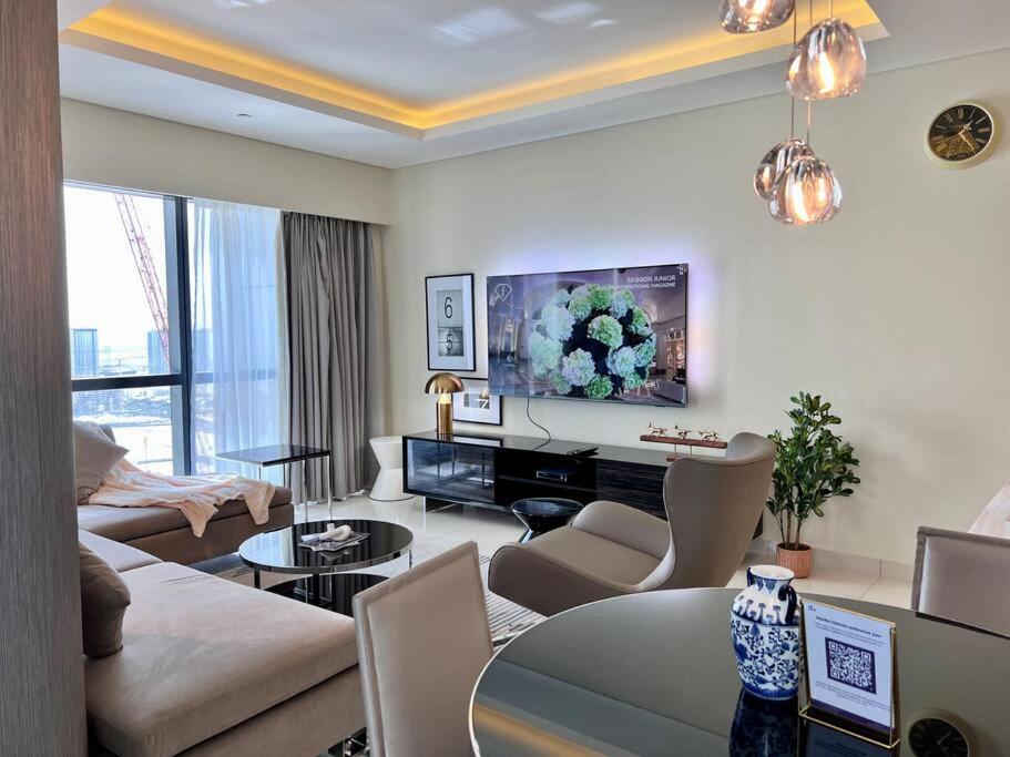 Posezení v ubytování Luxury 2BR Suite in Paramount Hotel and Residences