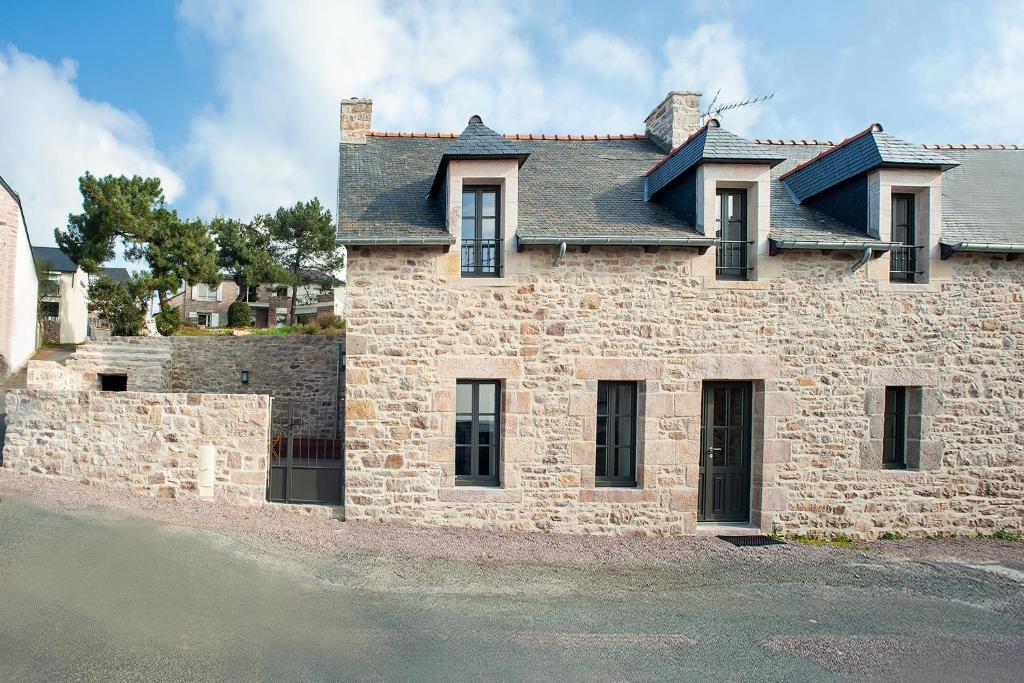 un edificio in mattoni con un tetto sopra di Le Grand Banc - Maison typique pour 6 a Erquy