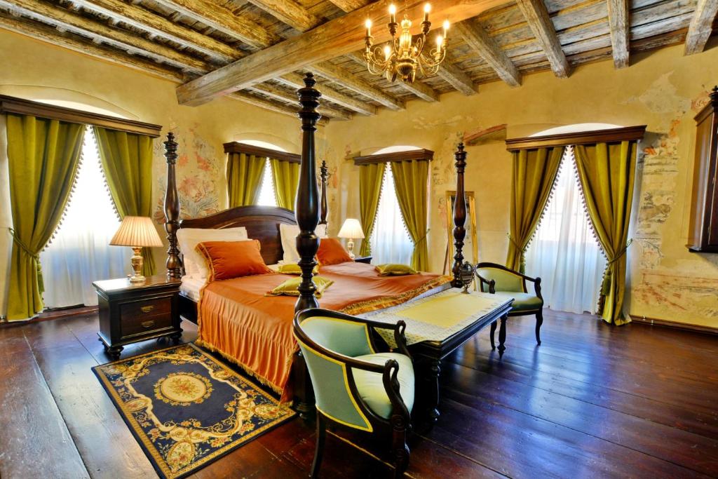 a bedroom with a bed and a table and chairs at Casa Georgius Krauss Sighisoara in Sighişoara