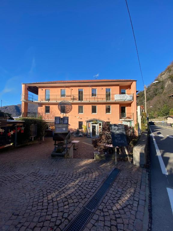 budynek przy ceglanej drodze w obiekcie Apartment Lake Maggiore - ITALIA w mieście Maccagno
