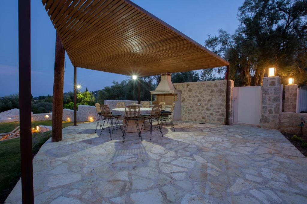 Patio alebo iná vonkajšia časť ubytovania Luxury Villa Happynest