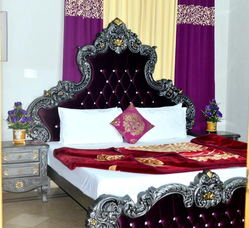 Łóżko lub łóżka w pokoju w obiekcie Galaxy Lodge