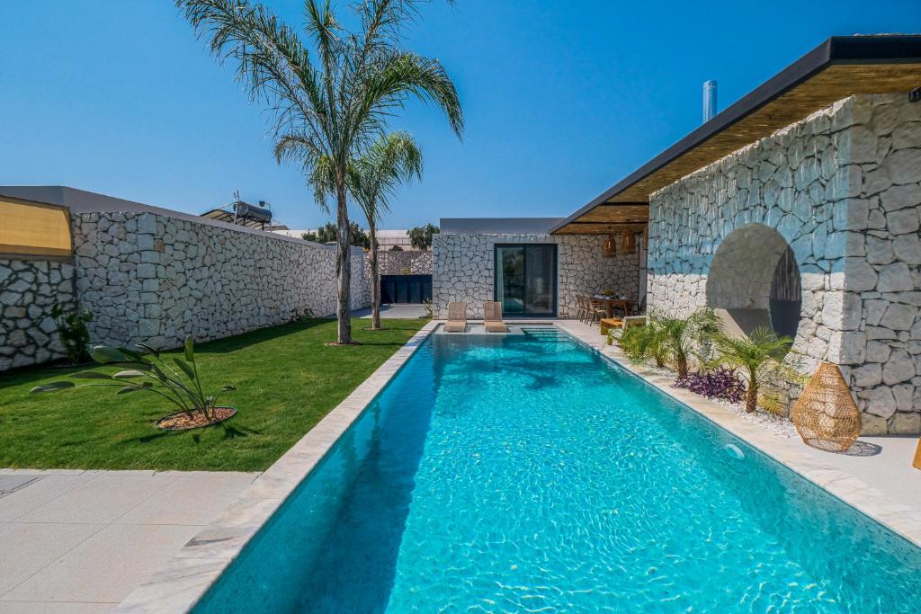 een zwembad in de achtertuin van een huis bij Viohouses - Luxury Private Pool Villas Fethiye in Fethiye