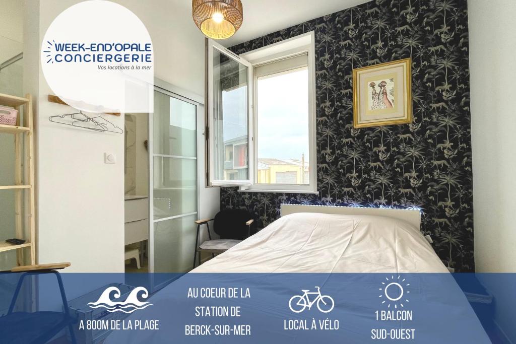 ein Schlafzimmer mit einem Bett und einer schwarz-weißen Wand in der Unterkunft Appartement proche de la mer in Berck-sur-Mer