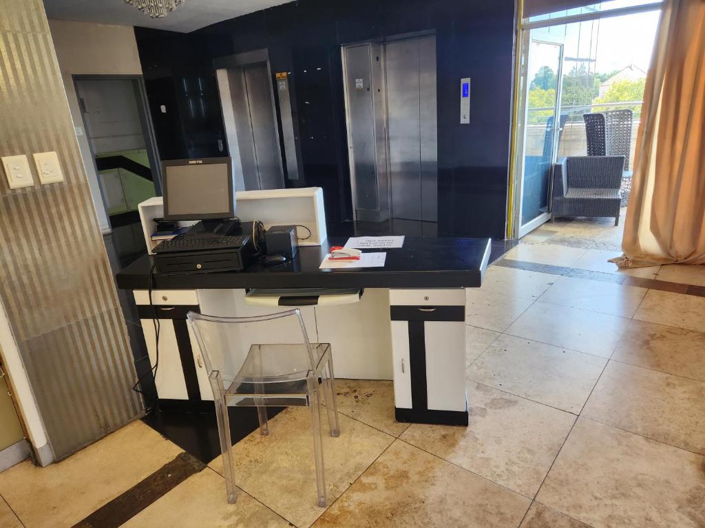 Uma TV ou centro de entretenimento em Palm Continental Hotel