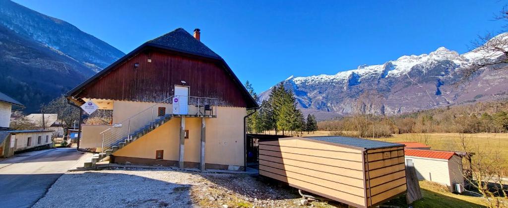 Uma vista geral da montanha ou uma vista da montanha a partir do apartamento