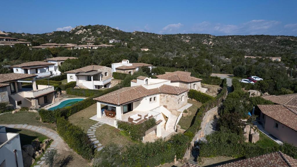 uma vista aérea de uma casa com um quintal em Villa Dalia Punta Molara San Teodoro em San Teodoro