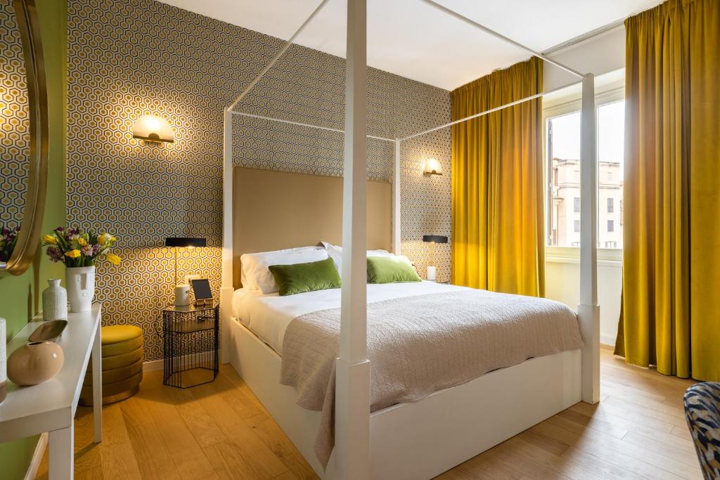 een slaapkamer met een hemelbed en gele gordijnen bij Navona 49 Luxury Suites&Apartment in Rome