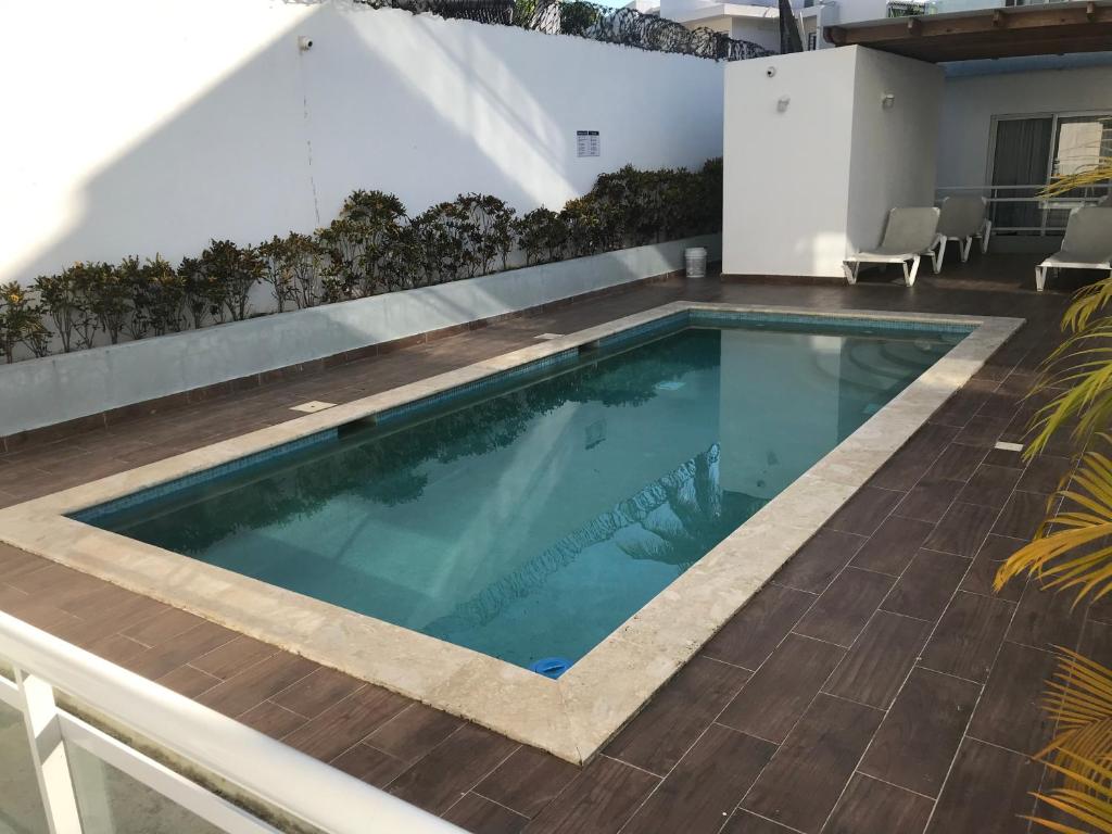 ein Schwimmbad in der Mitte eines Hauses in der Unterkunft Beach Town Condo 2 rooms in Sosúa