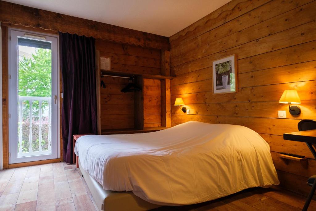 Postel nebo postele na pokoji v ubytování Cit'Hotel Le Montreal