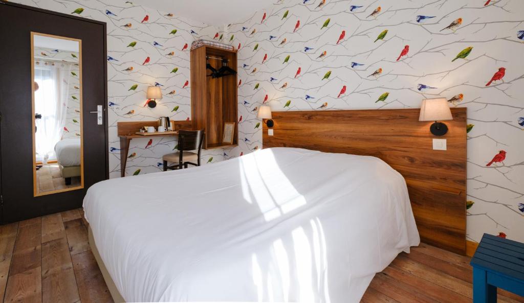 Postel nebo postele na pokoji v ubytování Cit'Hotel Le Montreal