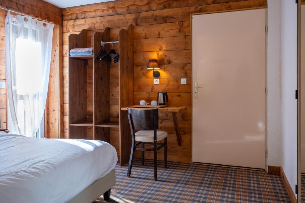 Postel nebo postele na pokoji v ubytování Cit'Hotel Le Montreal