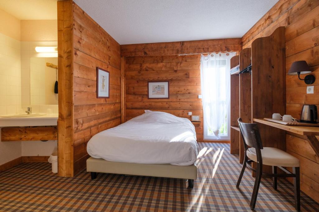 Postel nebo postele na pokoji v ubytování Cit'Hotel Le Montreal