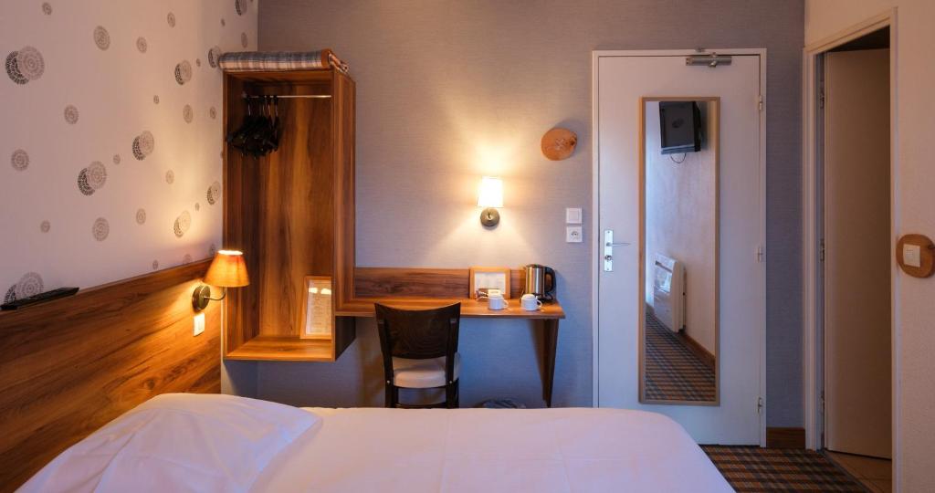 Postel nebo postele na pokoji v ubytování Cit'Hotel Le Montreal