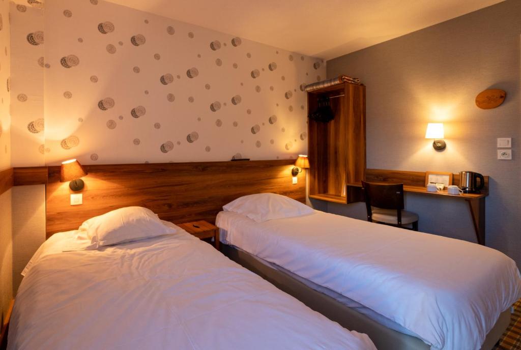 Postel nebo postele na pokoji v ubytování Cit'Hotel Le Montreal