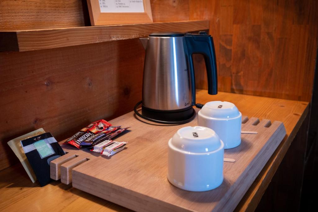 Příslušenství pro přípravu čaje a kávy v ubytování Cit'Hotel Le Montreal