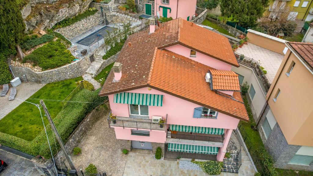 an overhead view of a pink house with an orange roof at Tizi House in Varenna