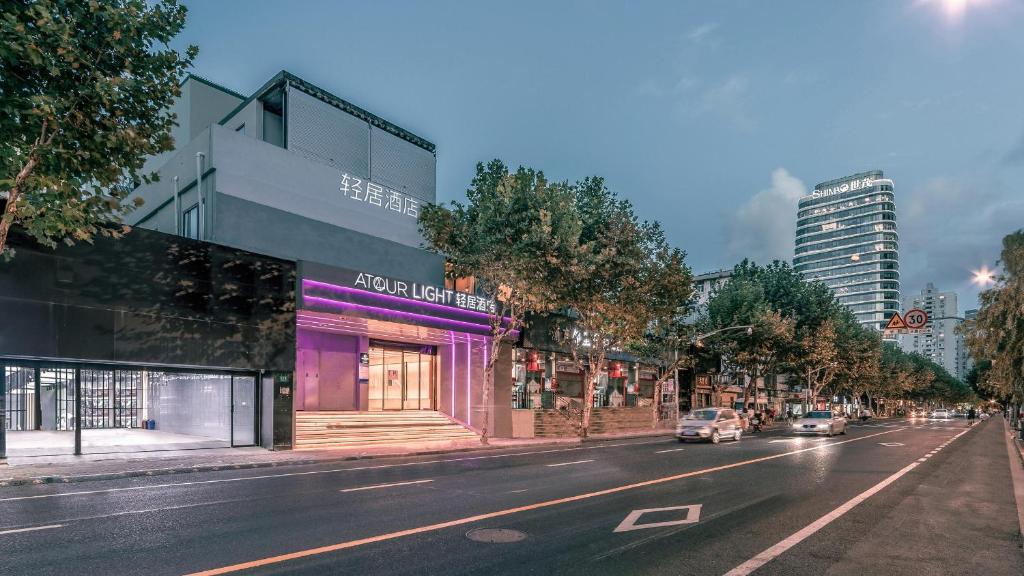 uma rua com carros dirigindo por uma rua da cidade em Atour Light Hotel Shanghai East Nanjing Road em Xangai