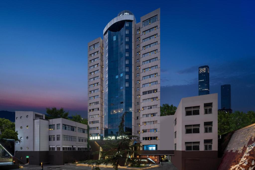 un edificio alto azul en una ciudad por la noche en Atour Hotel Changsha Pedestrian Street IFC Center en Changsha