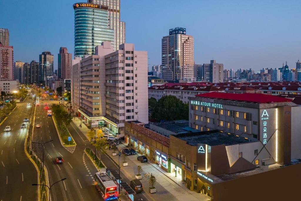 Nespecifikovaný výhled na destinaci Šanghaj nebo výhled na město při pohledu z hotelu
