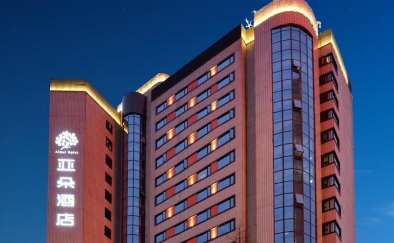 ein hohes Gebäude mit seitlicher Beleuchtung in der Unterkunft Atour S Hotel Chunxi Road Chengdu in Chengdu