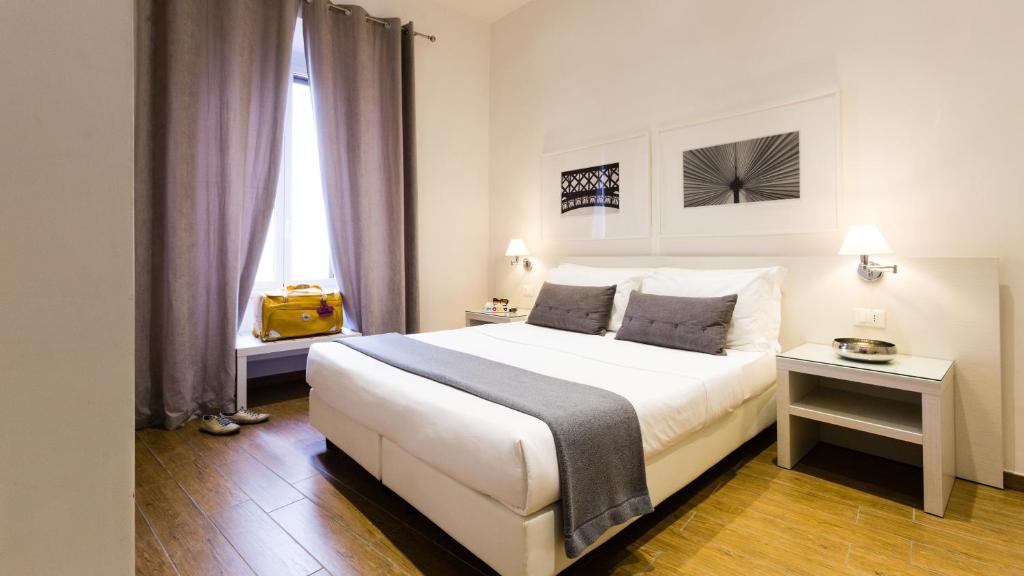 ローマにあるレスト ゲストハウスのベッドルーム(大きな白いベッド1台、窓付)