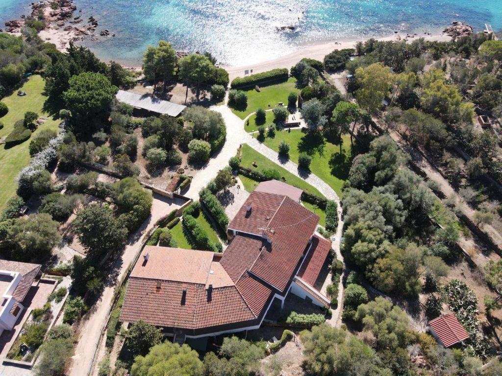 een luchtzicht op een huis met een strand bij Baia Dorata beach apartment in Porto Istana