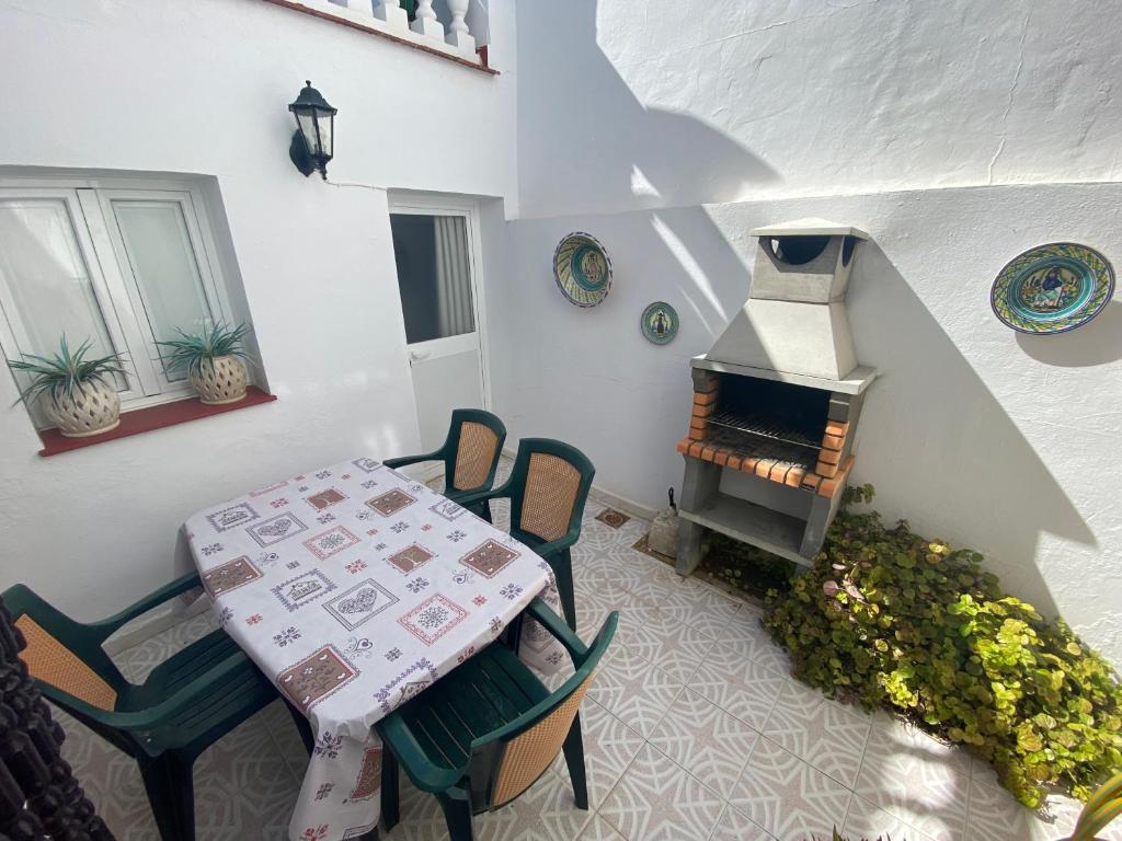 Cette chambre comprend une table, des chaises et une cuisinière. dans l'établissement Casa Andrés, à Arriate