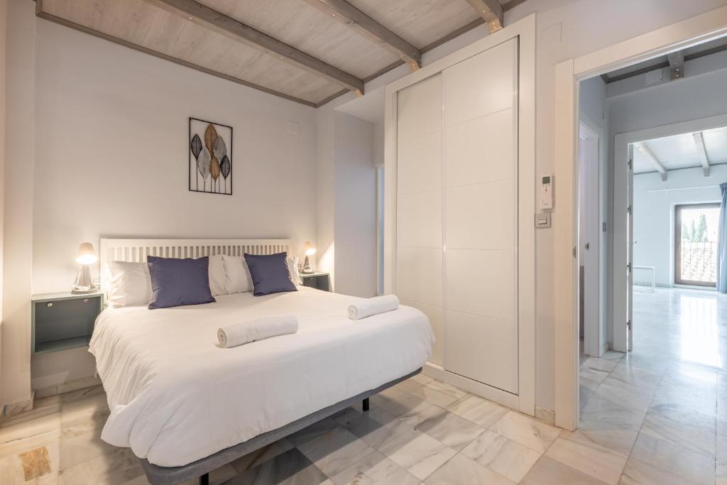 Posteľ alebo postele v izbe v ubytovaní Apartamentos Realejo Granada Centro 3000