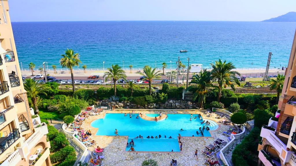 - une vue aérienne sur la piscine et la plage dans l'établissement Appartement 753, 4 personnes, vue mer By Palmazur, à Cannes