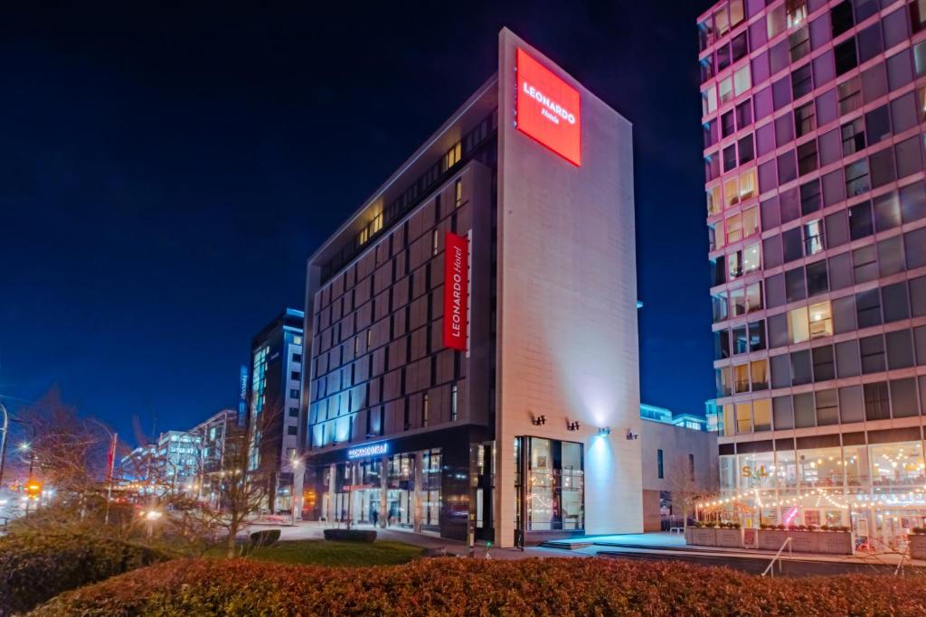 un edificio con un cartel en el costado en Leonardo Hotel Milton Keynes en Milton Keynes