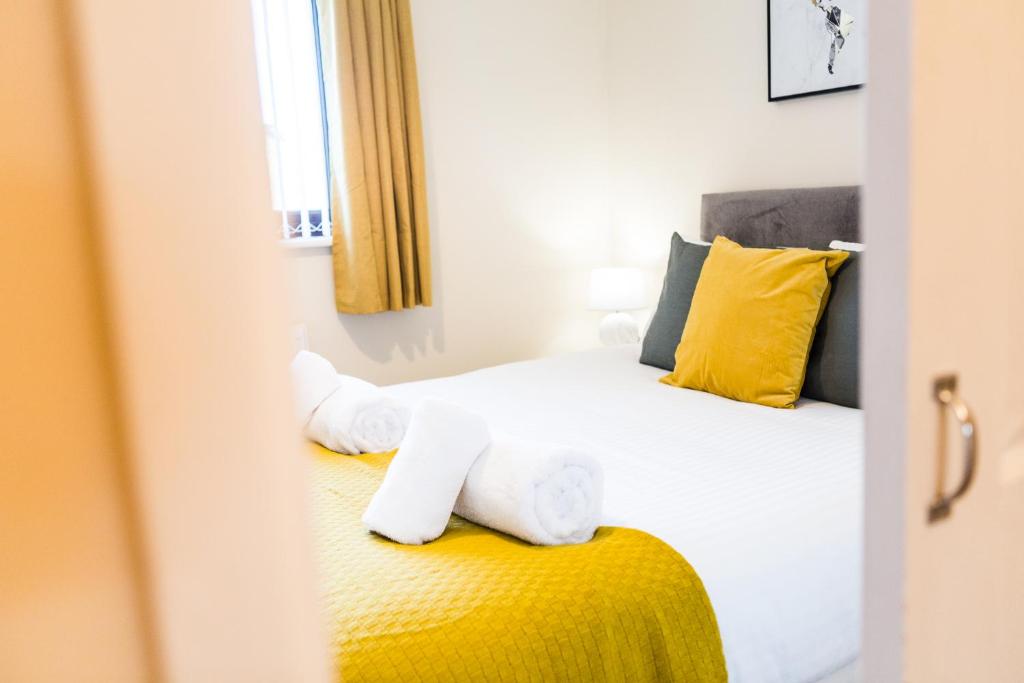 um quarto com uma cama com toalhas em Penny's Place em Plymouth