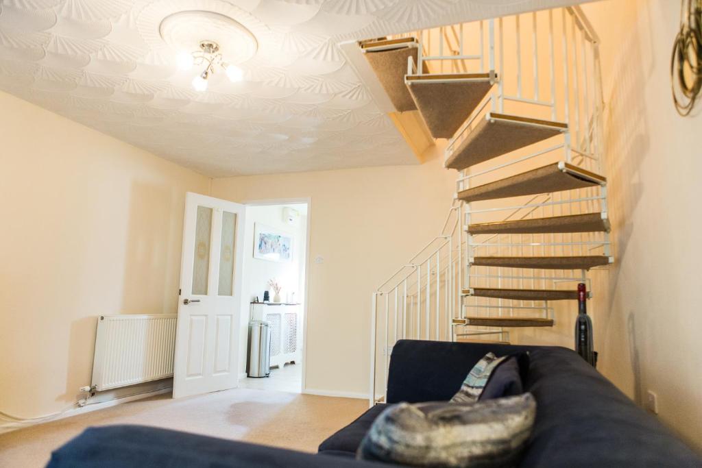 Entire 2 Bedroom House near Derriford with Parking