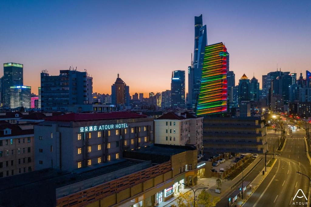 上海市にあるAtour Hotel Shanghai Center Lujiazuiの夜の街並み