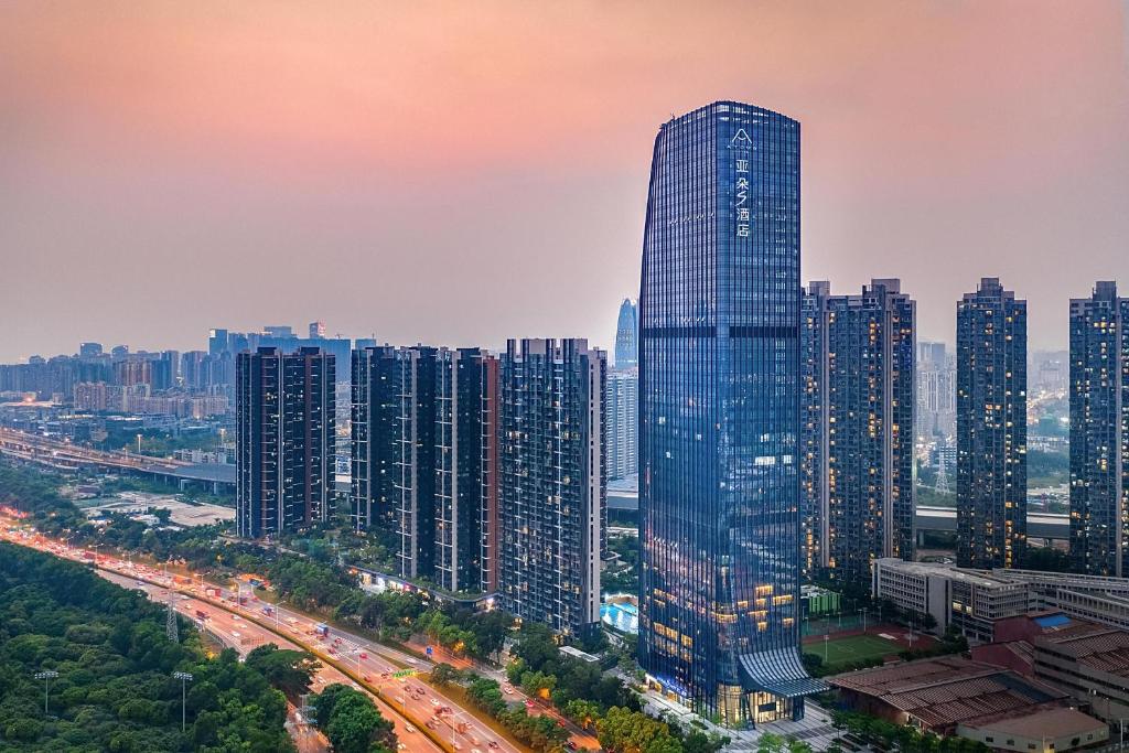 un perfil urbano con un rascacielos alto en Atour S Shenzhen Nanshan en Shenzhen