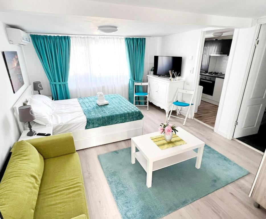 een kamer met een bed, een bank en een tafel bij Modern Studio Park Carol Unirii - LAM1 in Boekarest