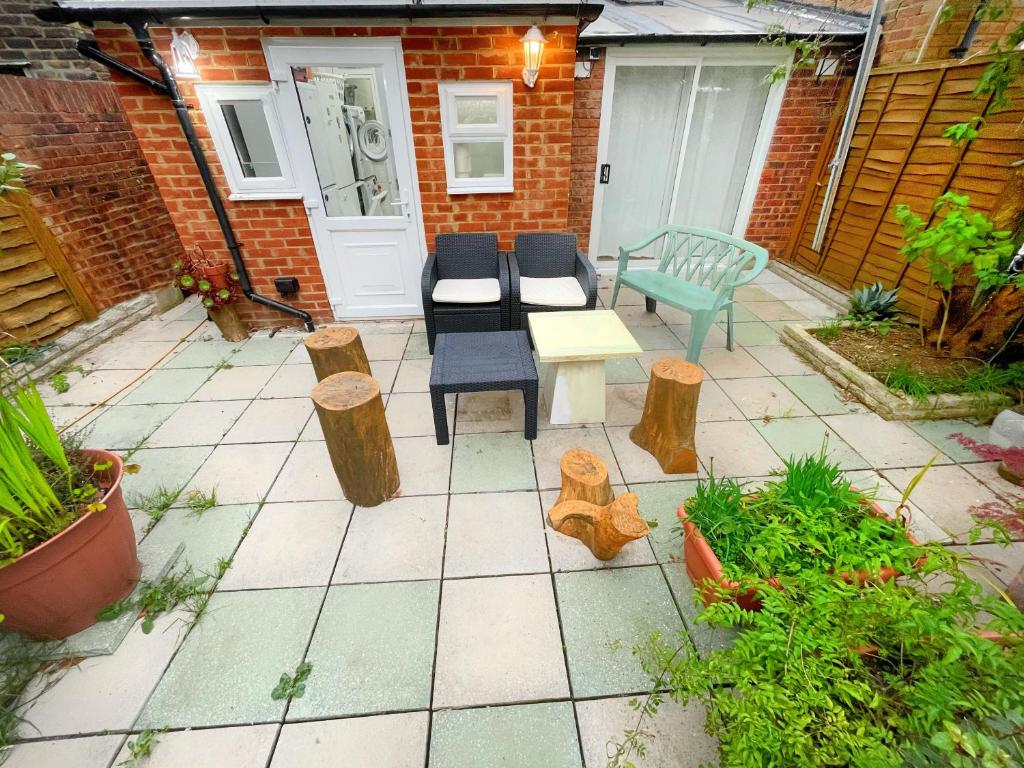 Zahrada ubytování Luxurious House near Excel- Air Conditioning, 9 Beds, 2 Baths, Garden, fast WiFi