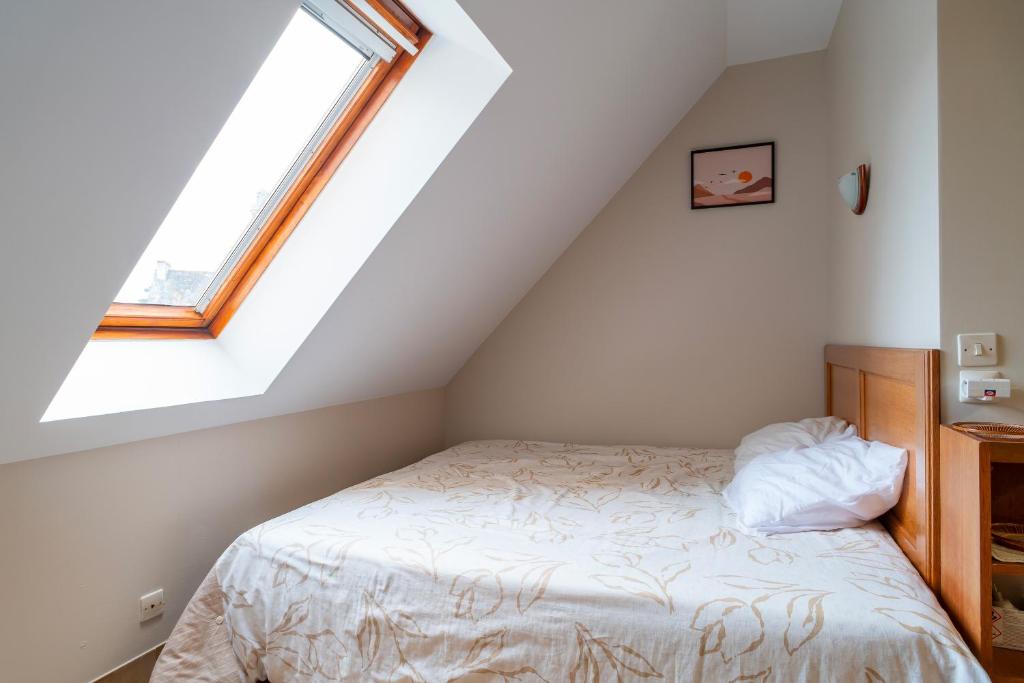 a bedroom with a bed and a window at Ty Menez - Proche plage pour 4 in Bénodet